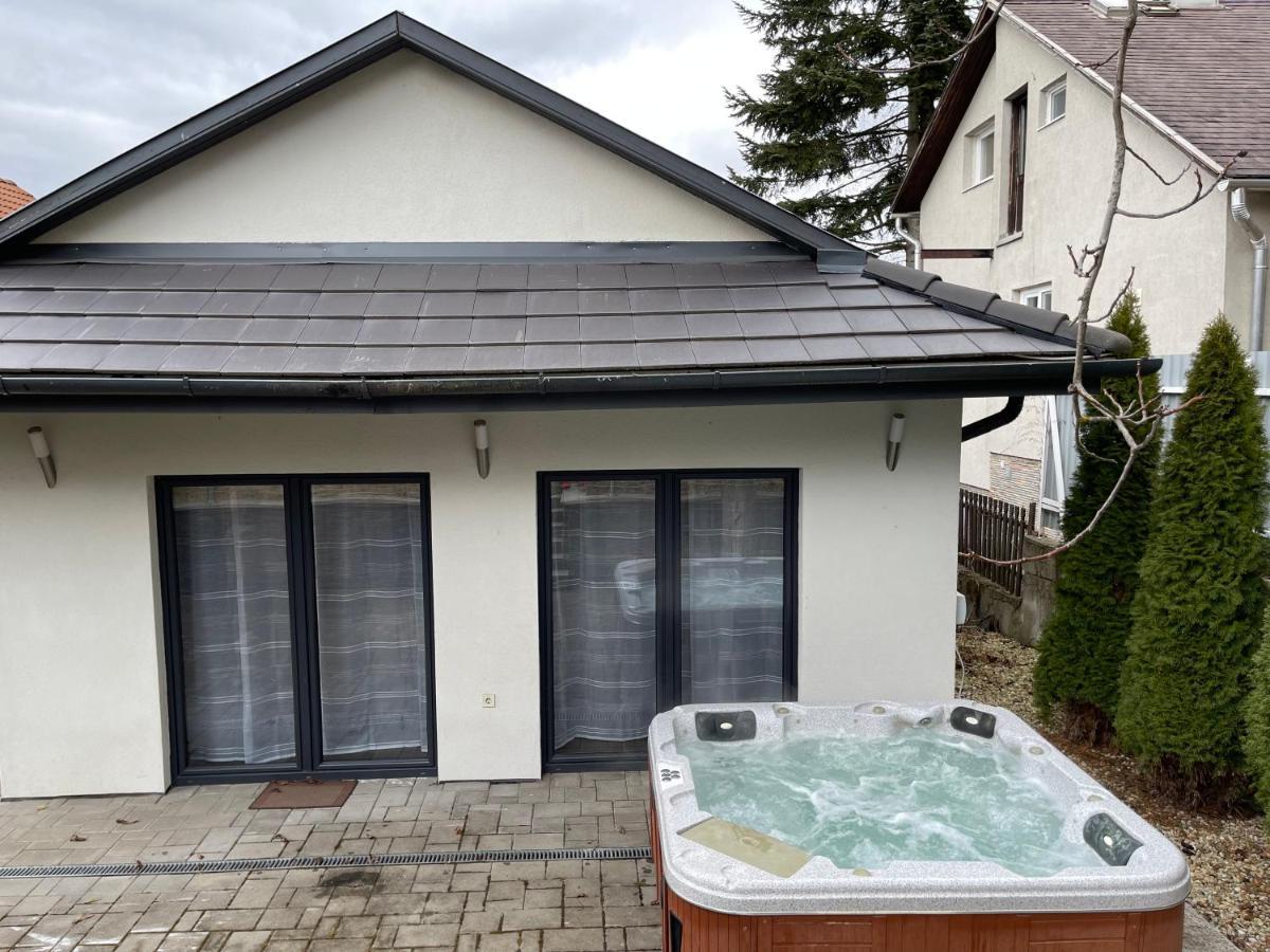 Malibu Apartman & Jacuzzi ミシュコルツ エクステリア 写真