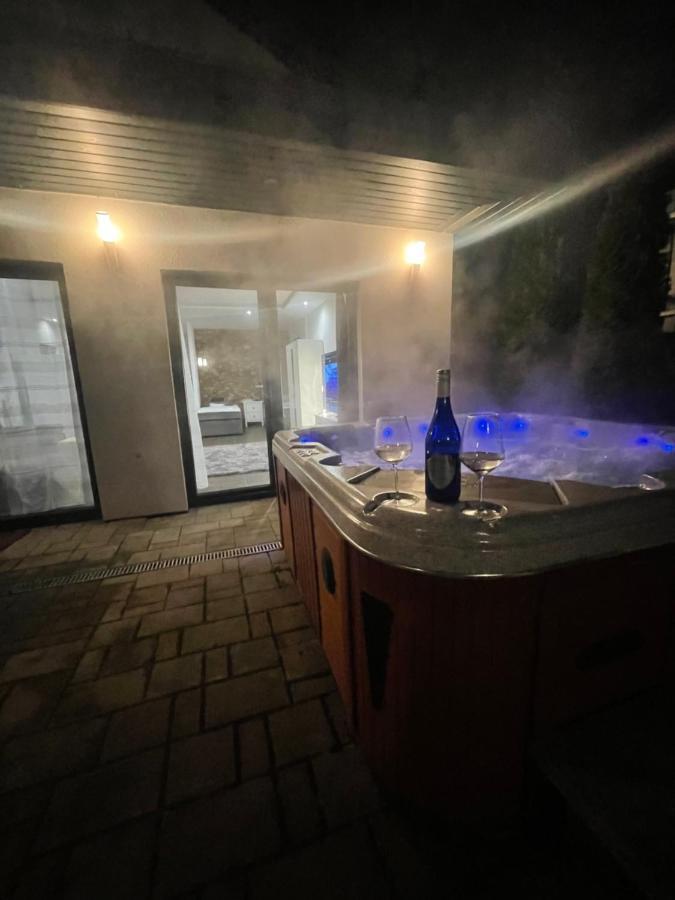 Malibu Apartman & Jacuzzi ミシュコルツ エクステリア 写真
